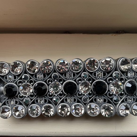 Vintage Look Wide Black, Gun Metal Chunky Hinged Bracelet - Picture 2 of 7